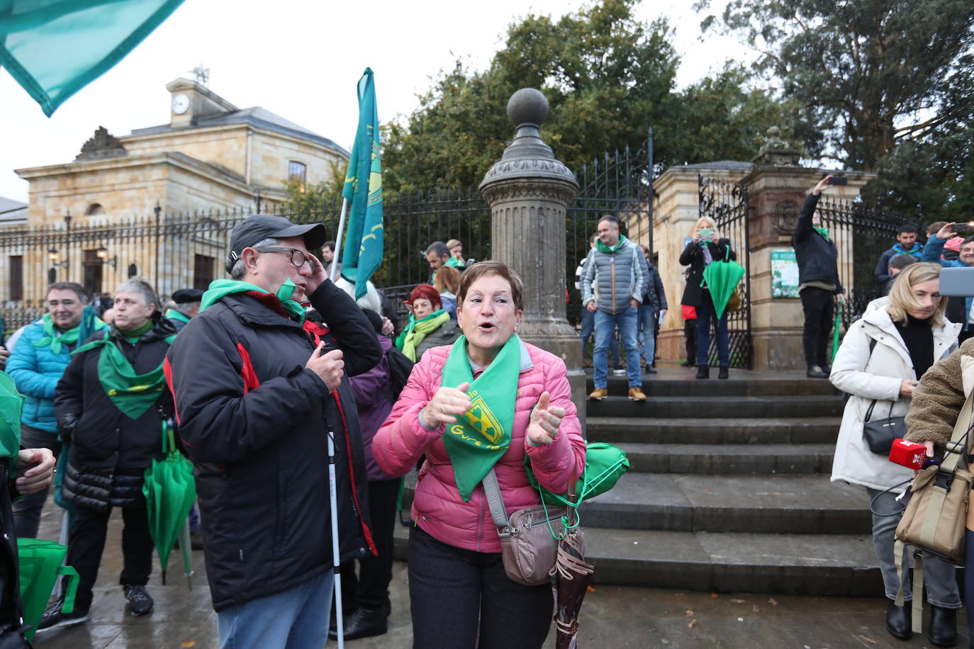 Fotos: Lágrimas de emoción entre los vecinos de Usansolo en Gernika tras aprobarse la desanexión de Galdakao