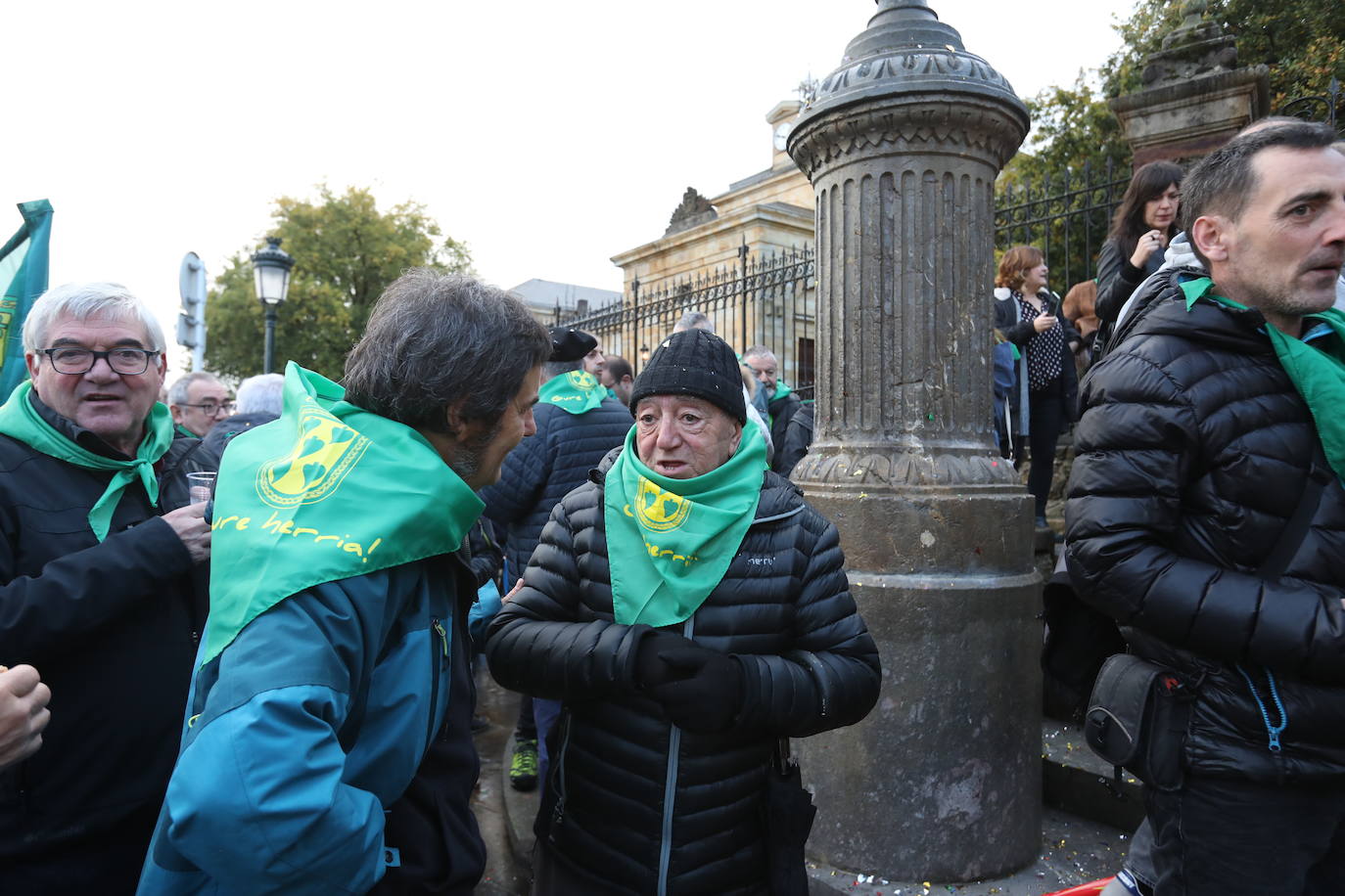 Fotos: Lágrimas de emoción entre los vecinos de Usansolo en Gernika tras aprobarse la desanexión de Galdakao