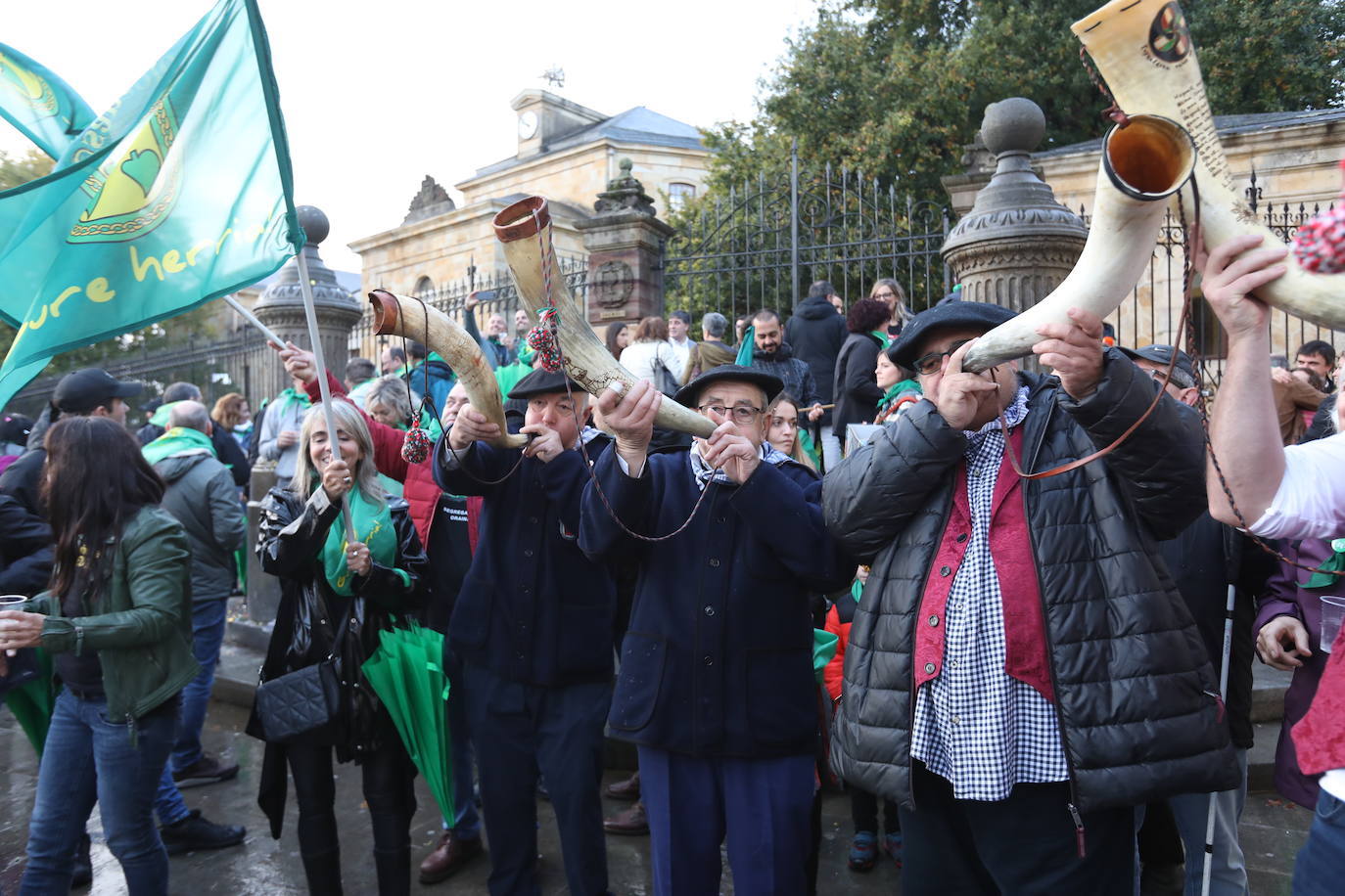 Fotos: Lágrimas de emoción entre los vecinos de Usansolo en Gernika tras aprobarse la desanexión de Galdakao