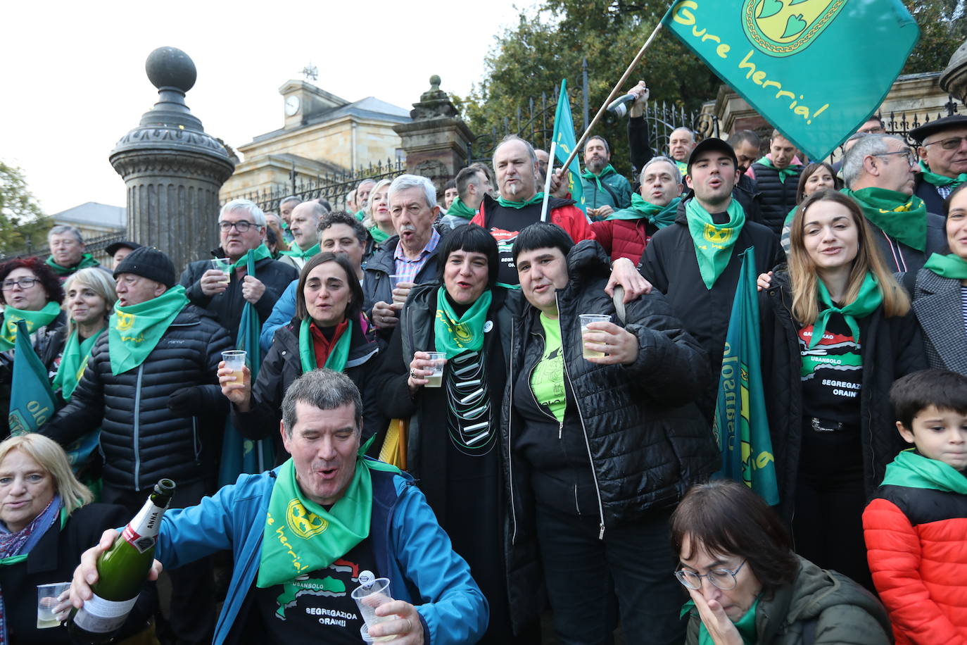 Fotos: Lágrimas de emoción entre los vecinos de Usansolo en Gernika tras aprobarse la desanexión de Galdakao
