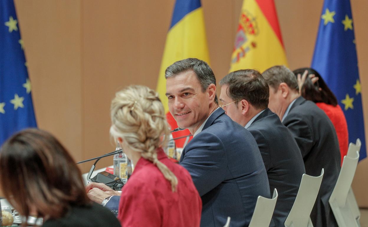 Pedro Sánchez, durante el encuentro bilateral con el primer ministro de Rumanía. 