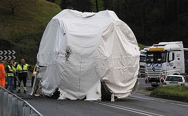 La pieza ha obligado a cerrar un carril.