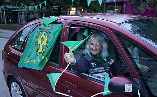 Una vecina participa en una caravana de coches organizada este miércoles para celebrar la desanexión de Usansolo.