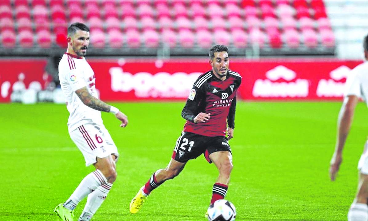 Roberto López lleva dos partidos consecutivos marcando gol ante el Vimenor y el Cartagena. 