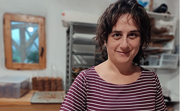 Erika Yurre, responsable de Ama Orea, un obrador artesanal de pan ecológico ubicado en el valle de Carranza.