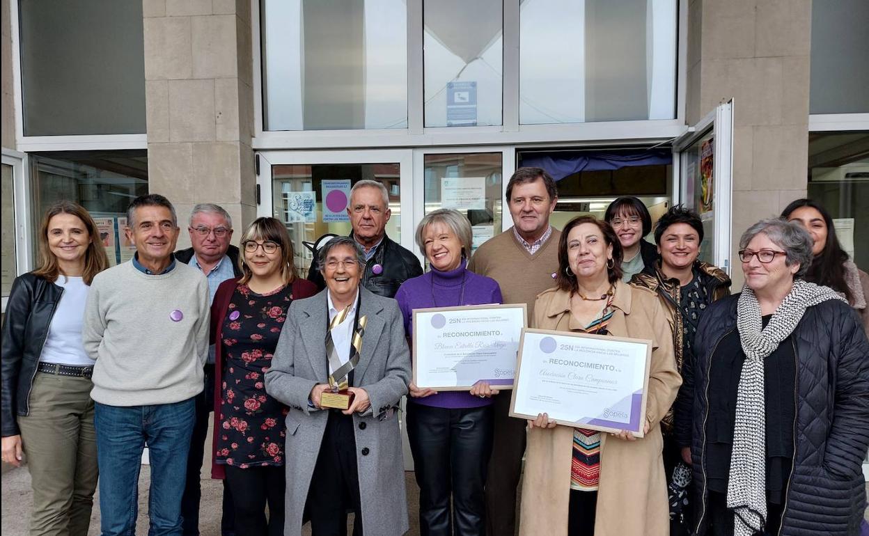 Representantes políticos, junto a Blanca Estrella y socias de la asociación Clara Campoamor.