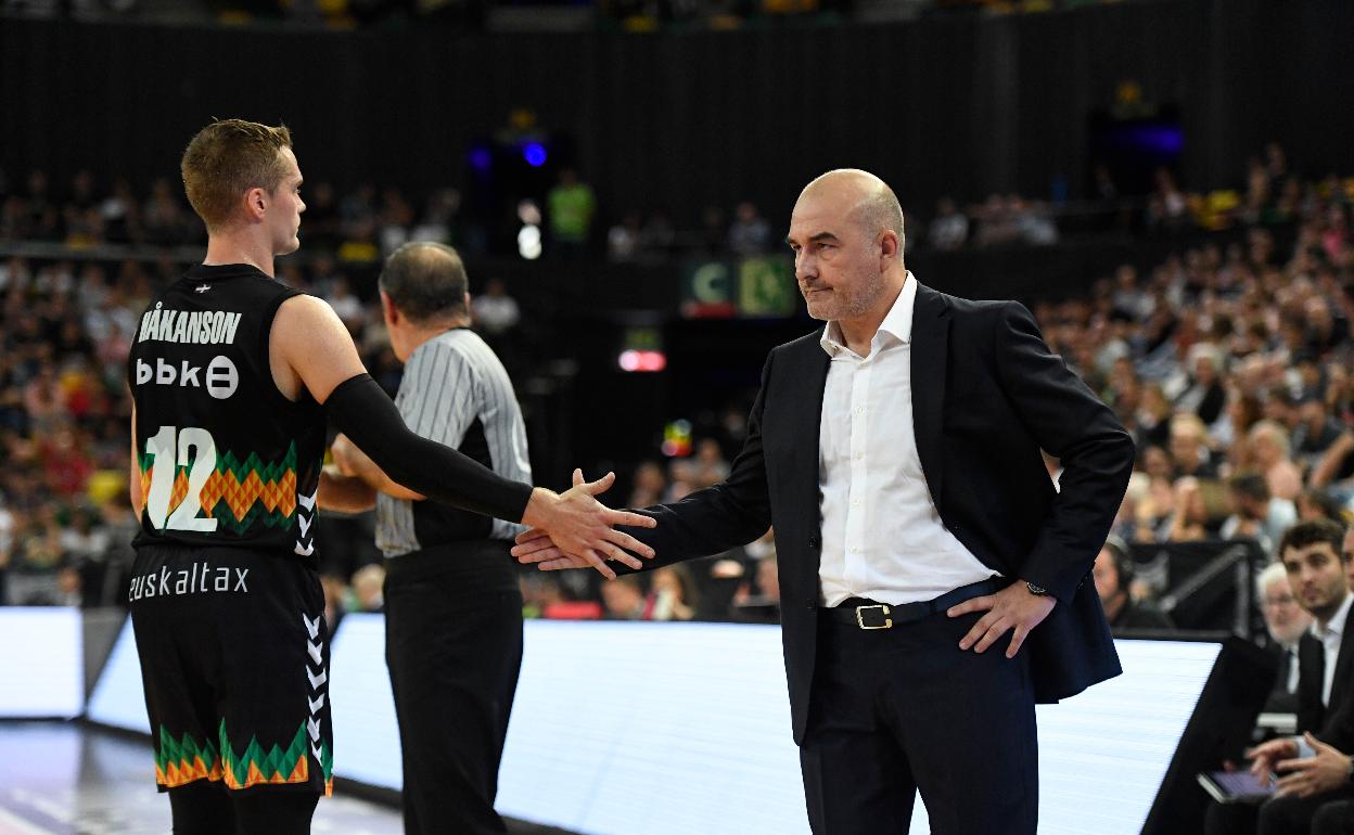 Ponsarnau da la mano al base Ludde Hakanson en el partido contra el Betis. 