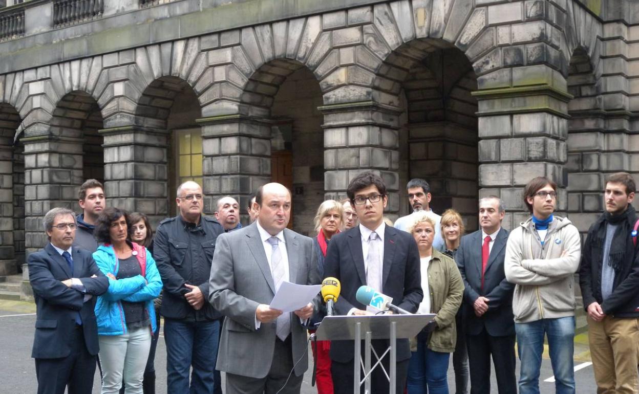 Ortuzar, con representantes de la antigua Convergència en Edimburgo en 2014. 