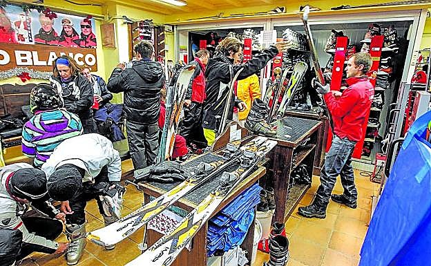 Negocio de alquiler de esquís en Sierra Nevada, uno de los destinos preferidos por los amantes de los deportes de invierno.