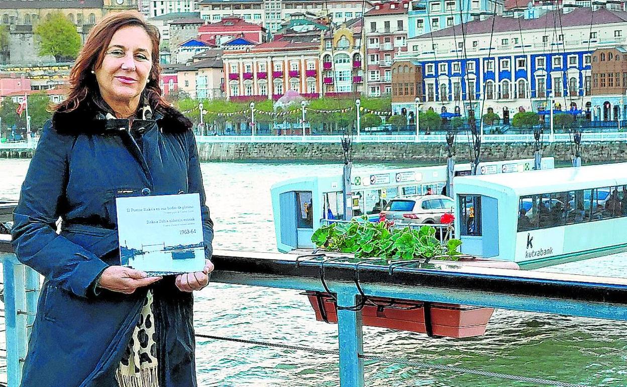 Uriarte con el libro de fotografías inéditas del transbordador, realizadas por Dionisio Larena. 