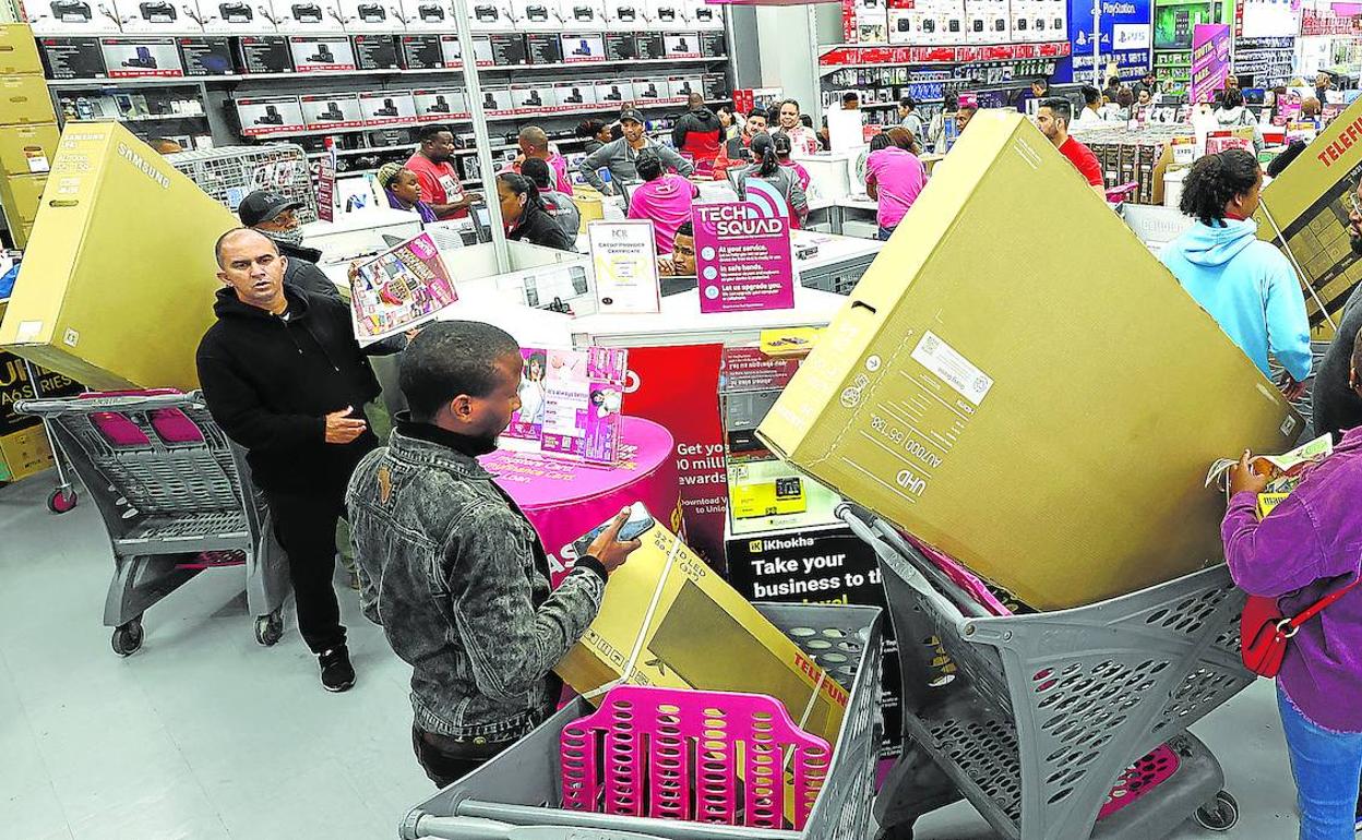 De compras. El Black Friday, en la imagen Ciudad del Cabo este viernes, se ha extendido a medio mundo. 