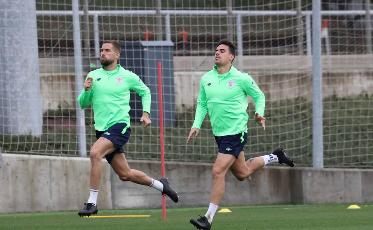 Dani Garcia, derecha, corre hoy por Lezama con Iñigo Martínez.