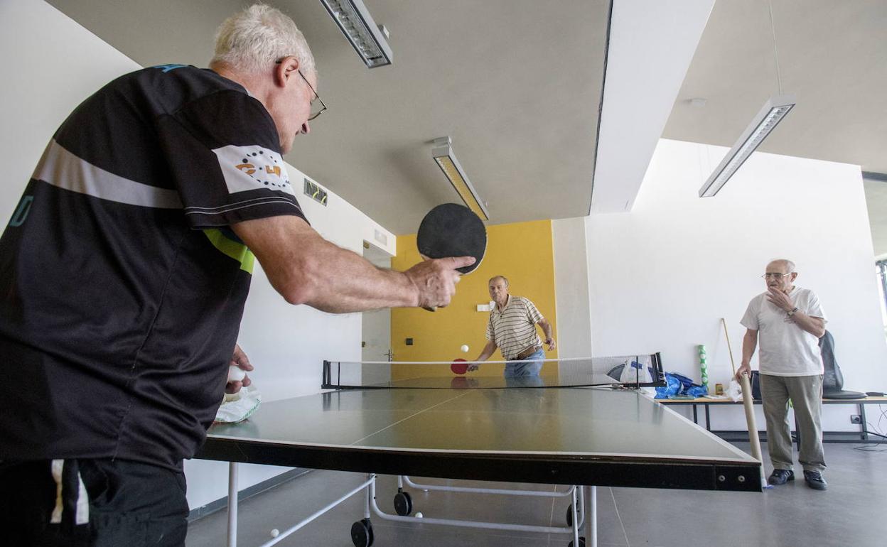 Residentes en un complejo 'cohousing' de Madrid disfrutan de su momento de ocio en un aula polivalente. 