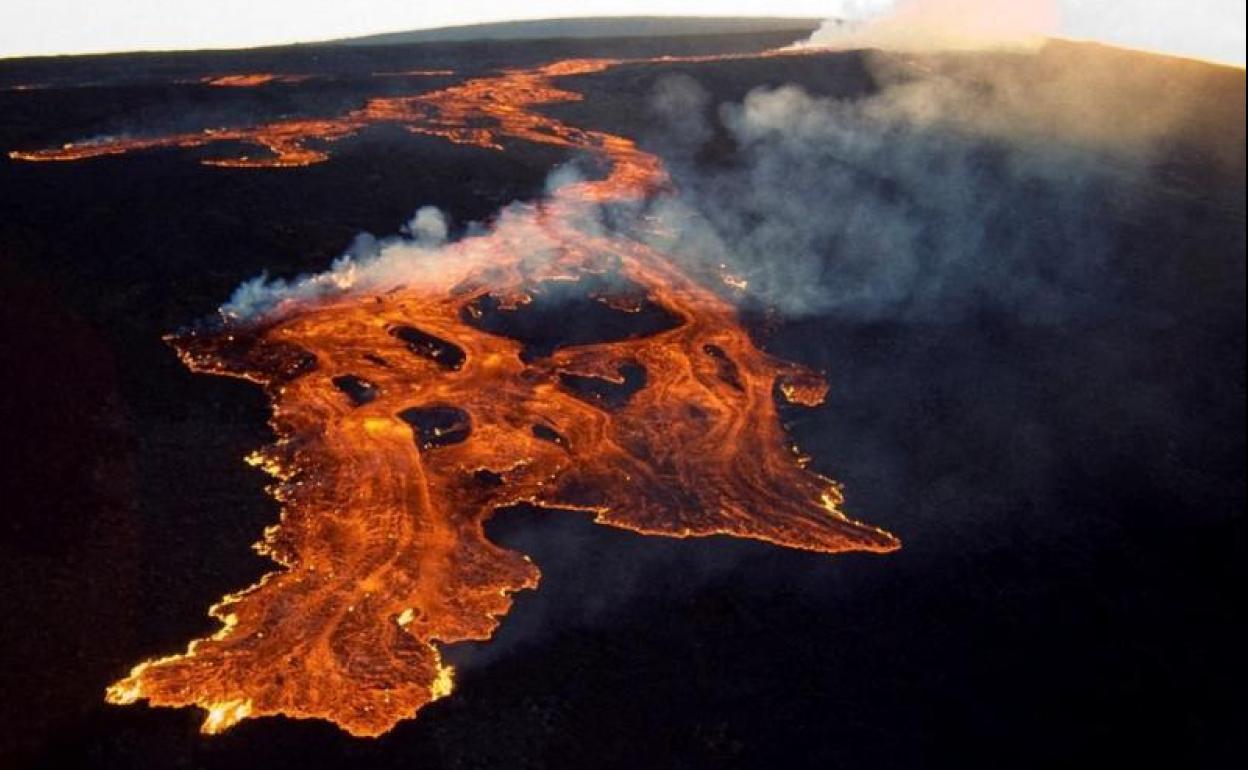 Imagen aérea del Servicio Geológico de EE UU que muestra la lava en la caldera de la cumbre de Mauna Loa en Hawái. 