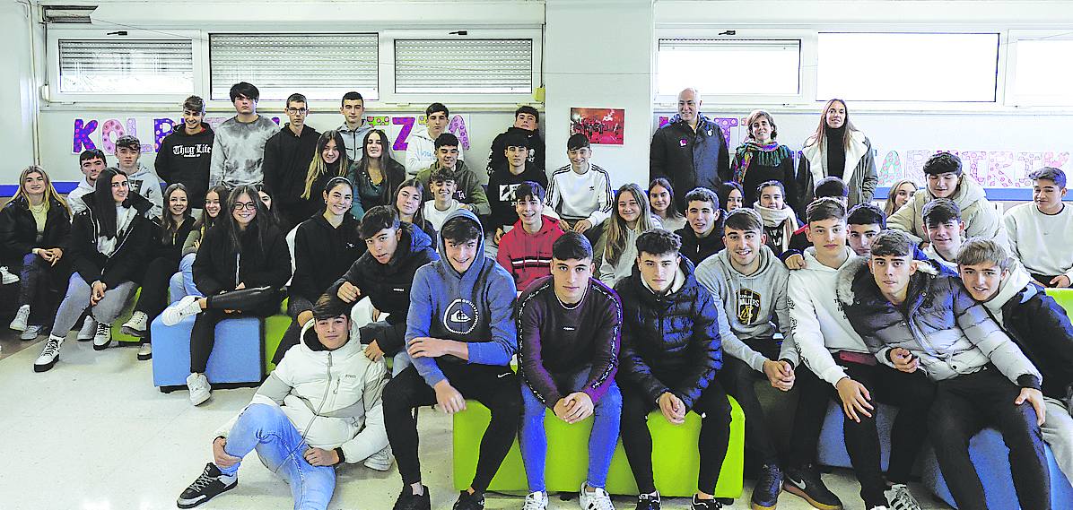 Los participantes junto a su tutora, el alcalde de Leioa, Iban Rodríguez, y Zuriñe Urrestarazu. 
