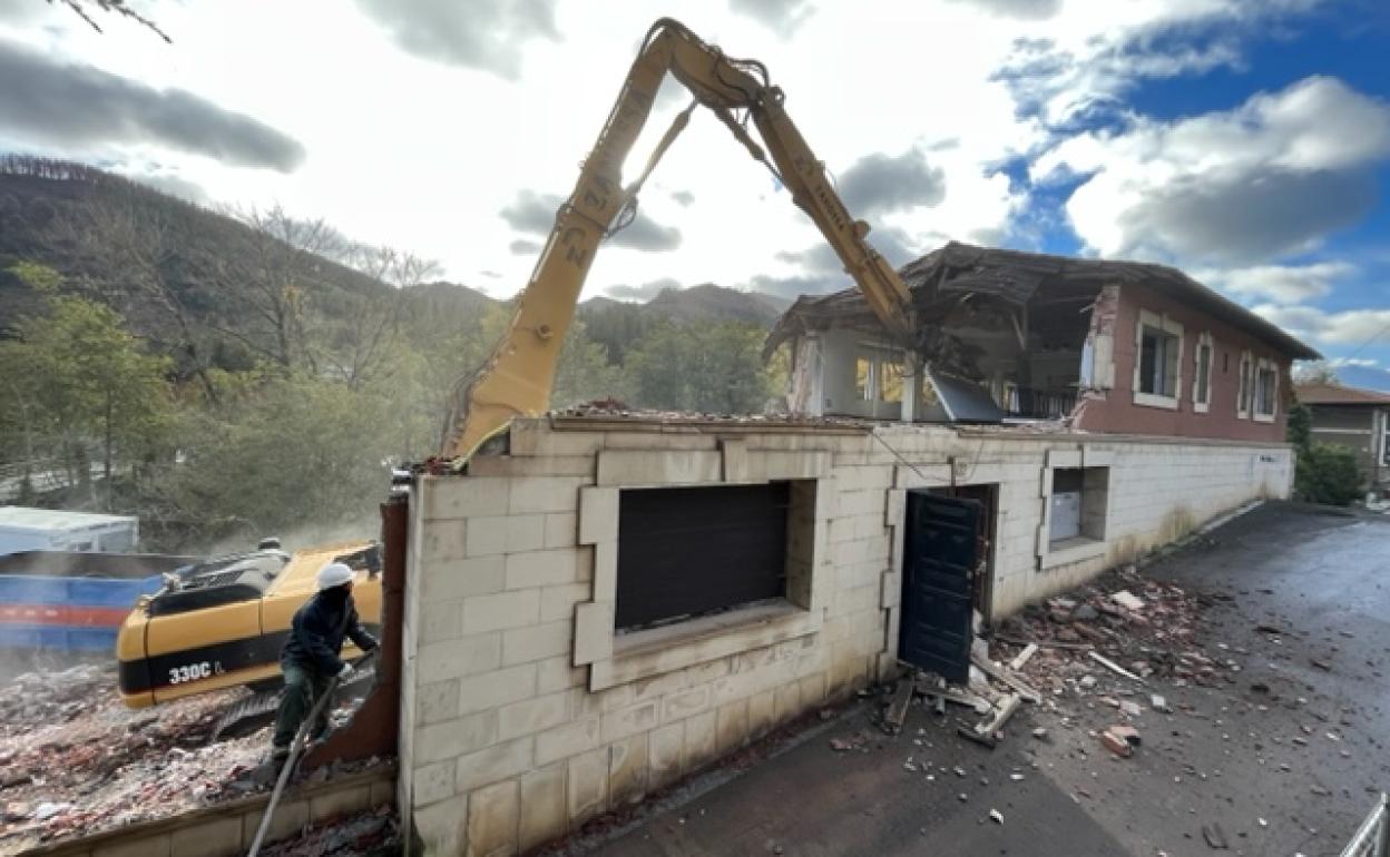 Este martes los operarios han derribado las antiguas oficinas ubicadas junto a la carretera. 