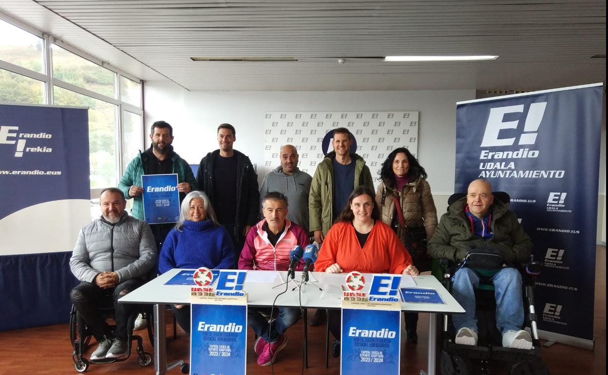 Conde y Oliban junto a miembros de la Federación, del Ayuntamiento y deportistas vizcaínos. 