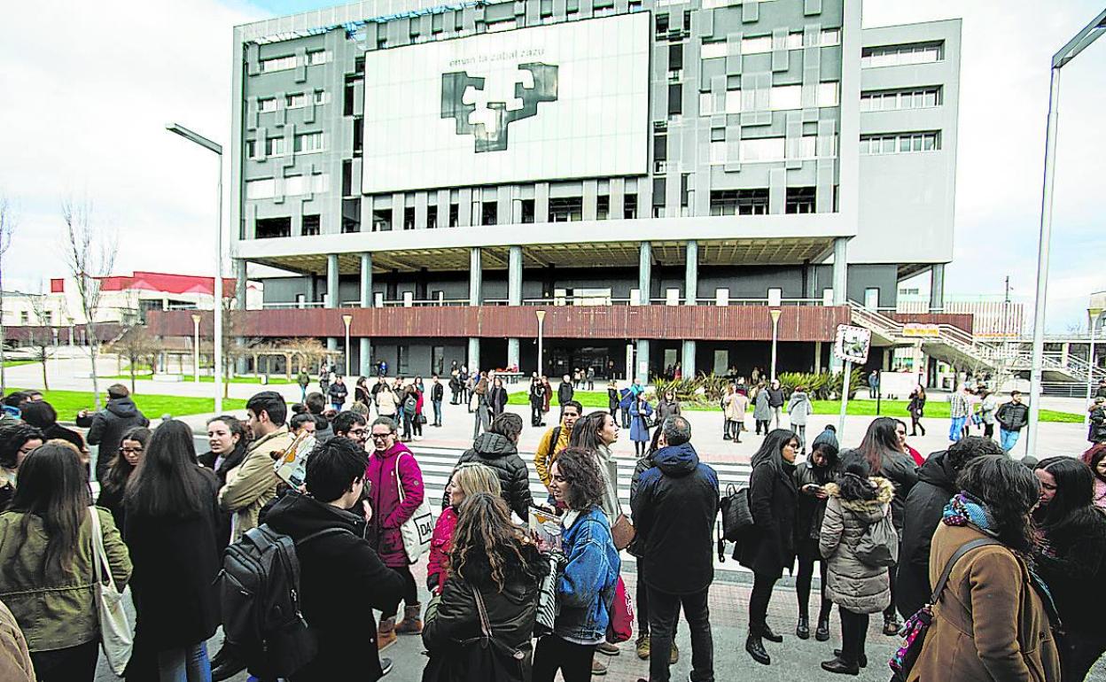 La UPV/EHU cuenta con una plantilla muy envejecida. 