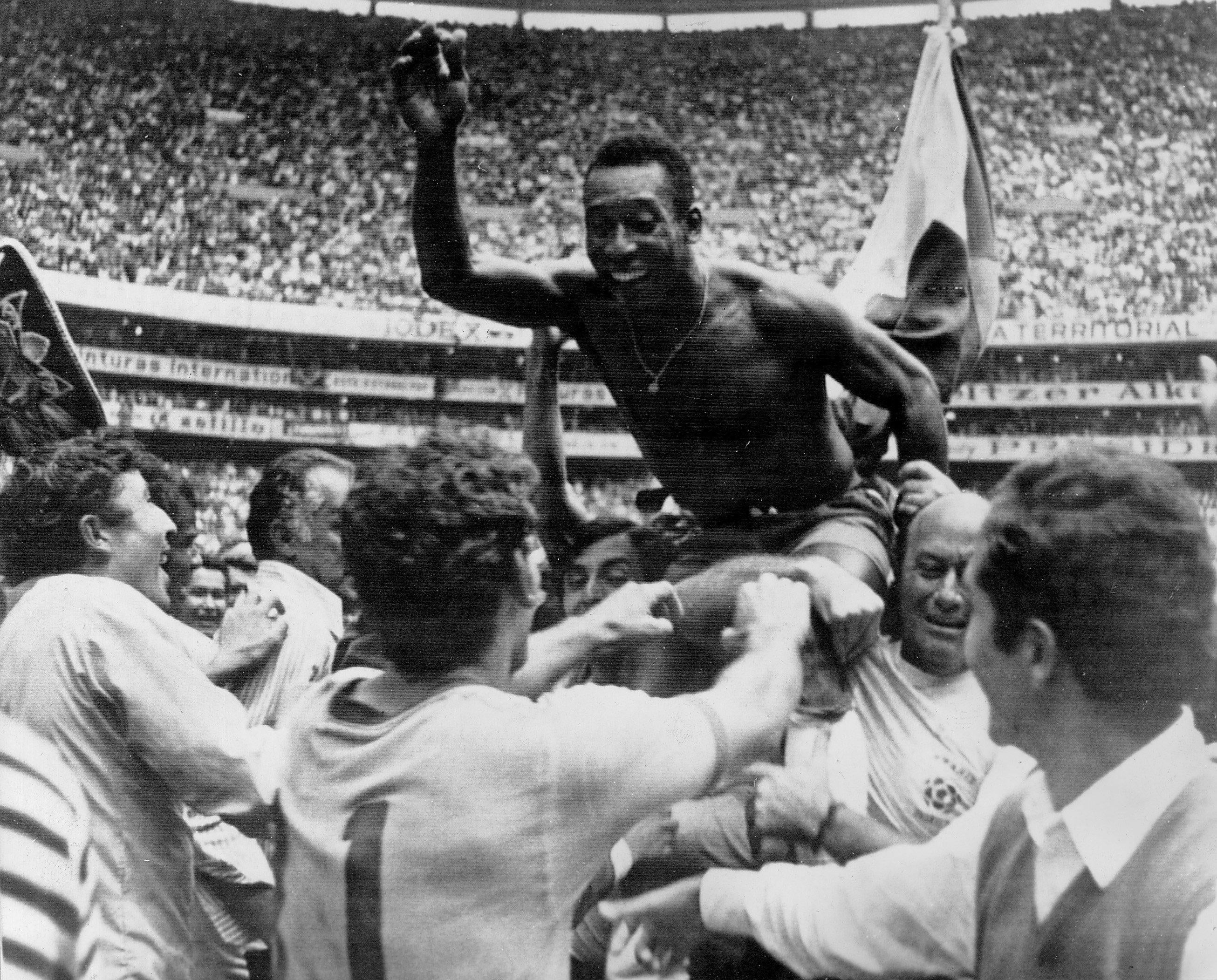 Pelé es levantado por sus compañeros del Santos después de anotar el gol número 1.000 de su carrera durante un partido contra el Vasco da Gama en el Estadio Maracaná, Río de Janeiro, Brasil, el 19 de noviembre de 1969.