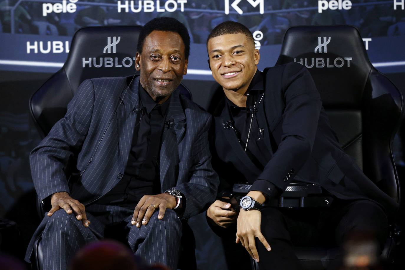 El exjugador brasileño Pelé y el jugador francés Kylian Mbappe posan durante una rueda de prensa este martes, en París. Mbappe es el primer adolescente en anotar en una Copa Mundo desde que Pelé lo hiciera en 1958. 