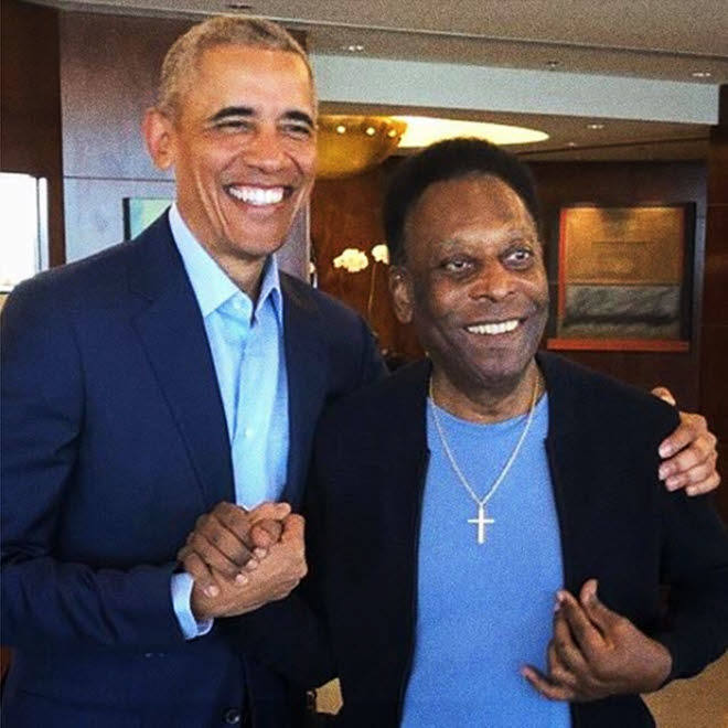 Foto de la cuenta de Instagram de la ex estrella del fútbol brasileño Pelé que muestra a Pelé posando con el ex presidente de Estados Unidos (2009-2017) Barack Obama, durante una reunión al margen de una conferencia de innovación digital, en Sao Paulo el 30 de mayo de 2019. - Pelé se reunió con el ex presidente de Estados Unidos, Barack Obama, donde la pareja discutió cómo "hacer el mundo mejor", dijo el gran futbolista brasileño en Twitter.