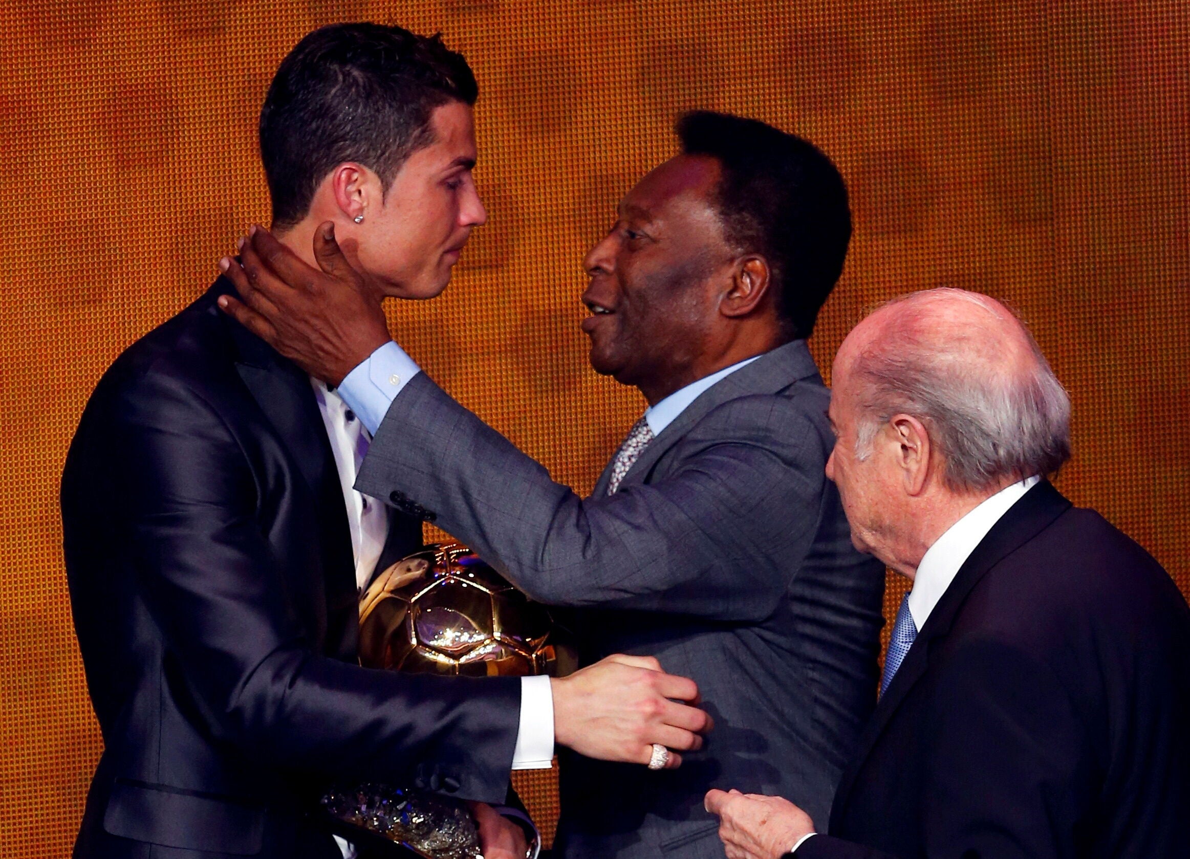 El portugués Cristiano Ronaldo es felicitado por Pelé después de recibir el Balón de Oro de la FIFA 2013 en Zúrich el 13 de enero de 2014. 