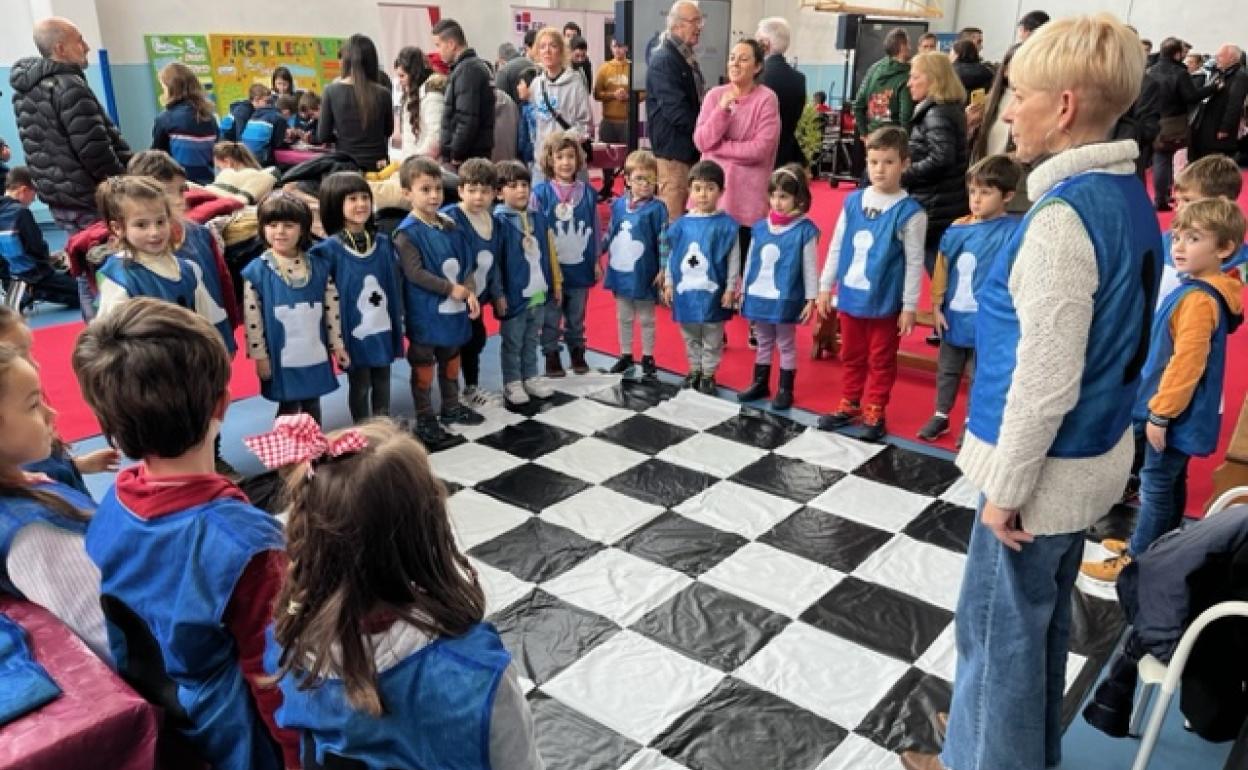 Alumnos de Infantil de la Ikastola Begoñazpi, que presentaron su método de enseñanza en torno al ajedrez. 