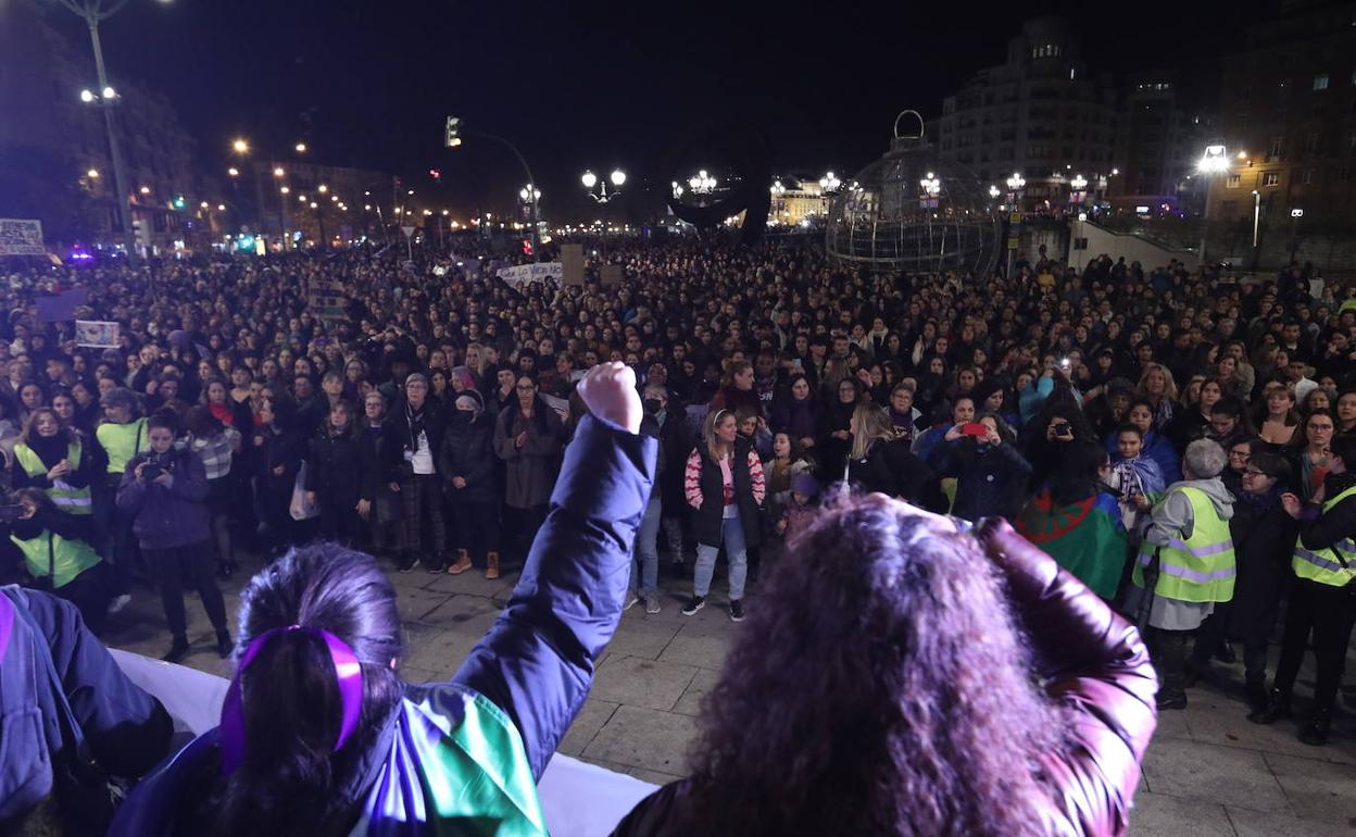 La Audiencia de Bizkaia rebaja en año y medio una condena por violación por la ley del 'sí es sí'