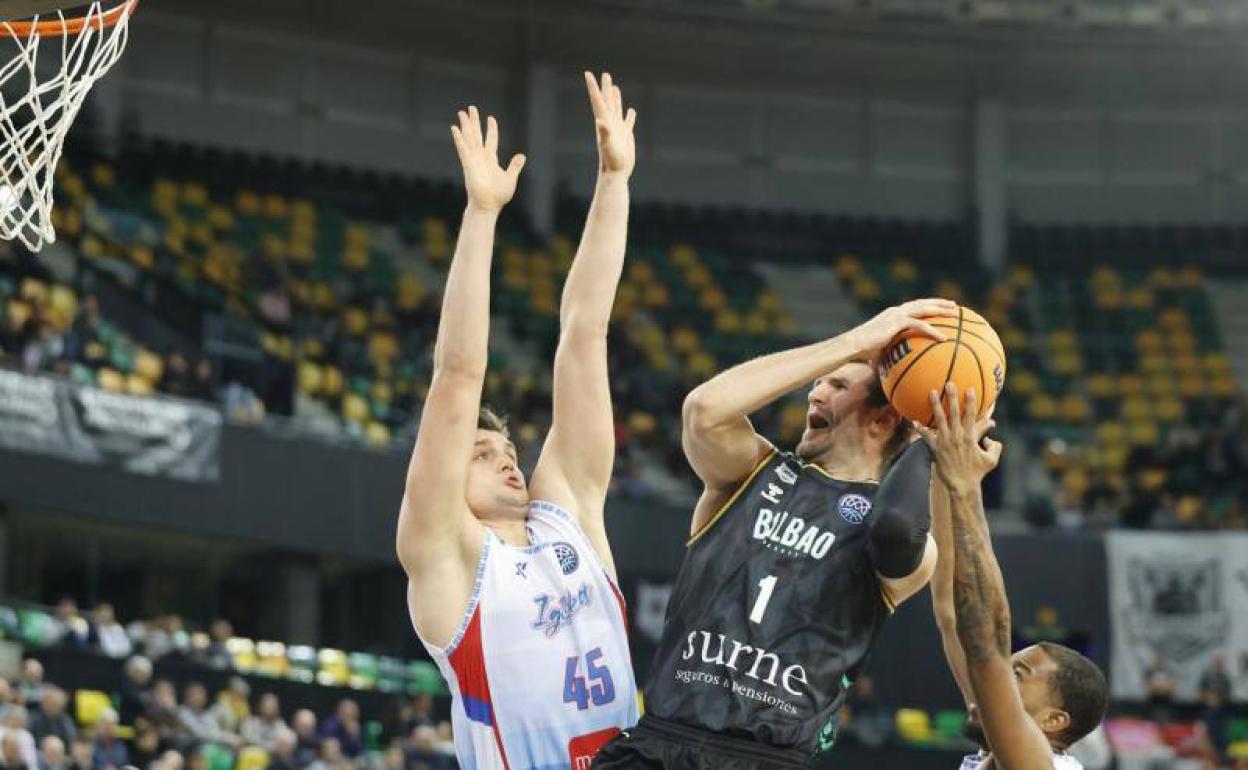 Withey fue uno de los jugadores locales más acertados.