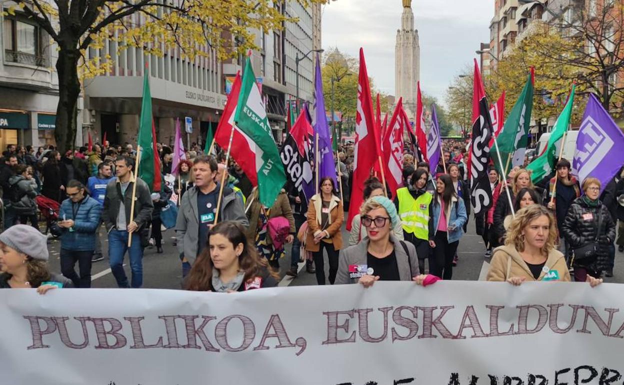 Más de 8.000 personas se manifiestan en Bilbao contra el borrador de la ...