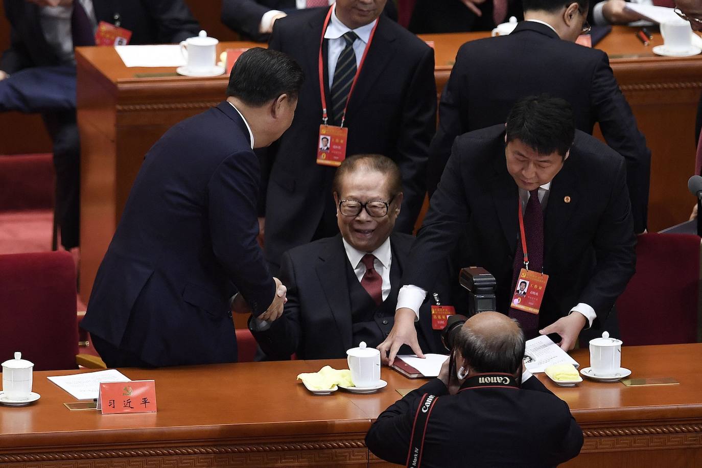 Saludado por Xi Jinping en la jornada inaugural del Congreso del Partido Comunista chino de 2017.