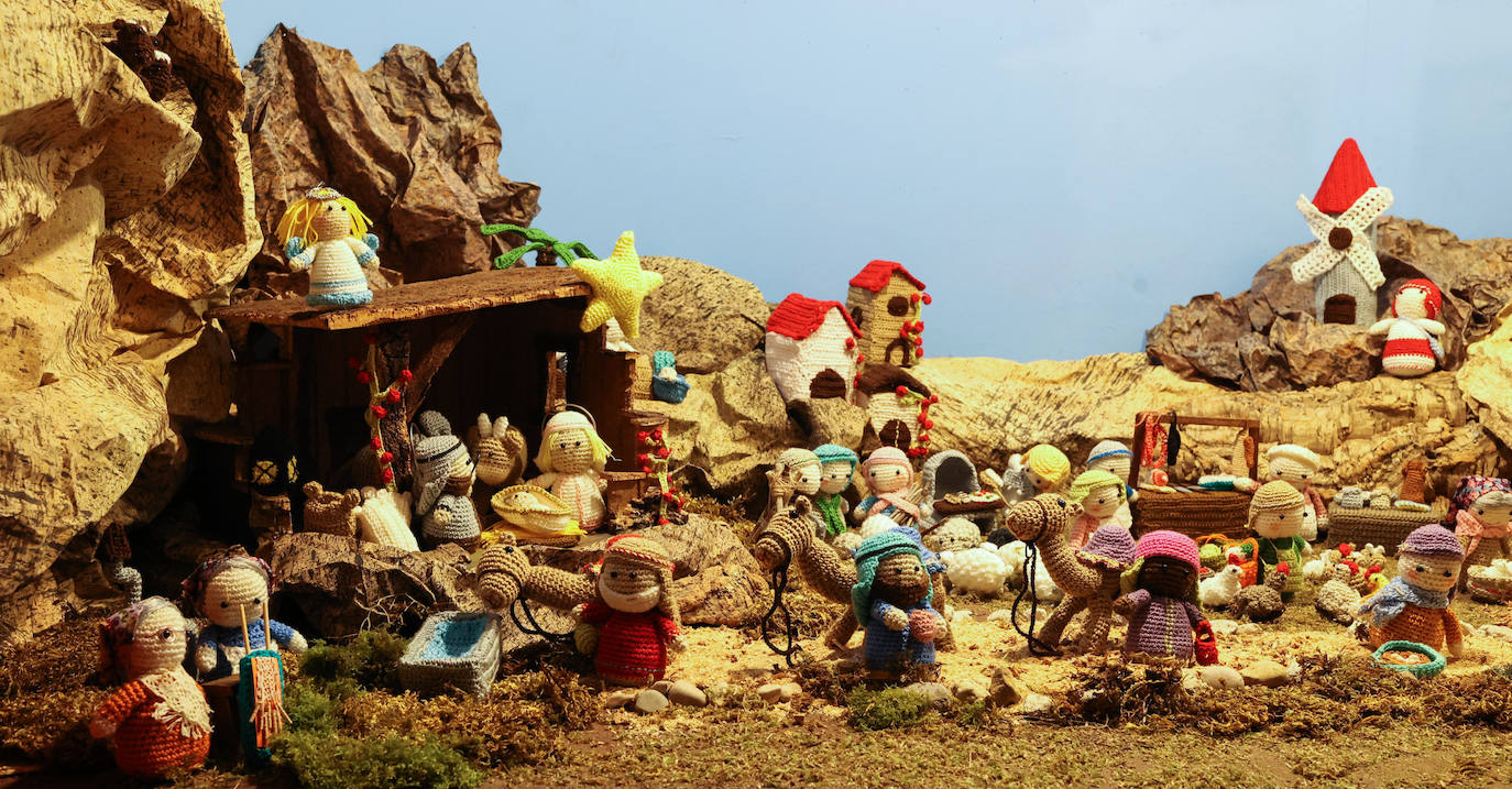 Petri Oleaga, de 92 años, ha confeccionado a ganchillo un belén con la técnica del 'amigurumi'. 