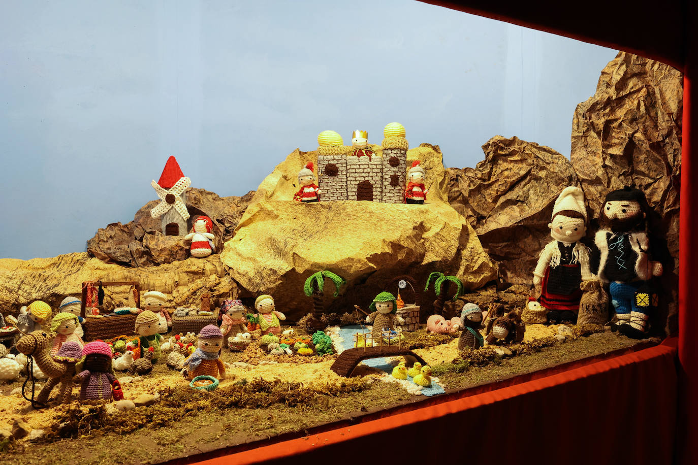 Petri Oleaga, de 92 años, ha confeccionado a ganchillo un belén con la técnica del 'amigurumi'. 