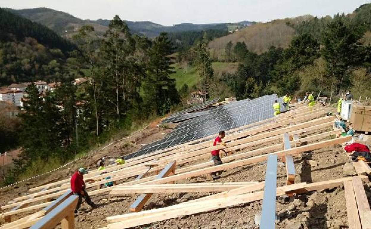 Las placas se instalan en terrenos que no tienen alto valor para la agricultura. 