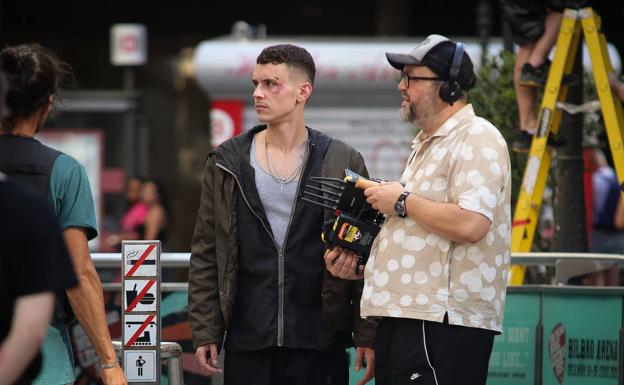 Arón Piper en el rodaje bilbaíno de la serie de Netflix 'El silencio'.