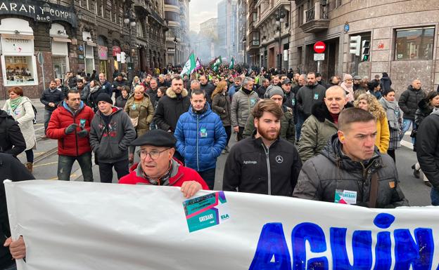 Un momento de la manifestación de este viernes en Bilbao. 