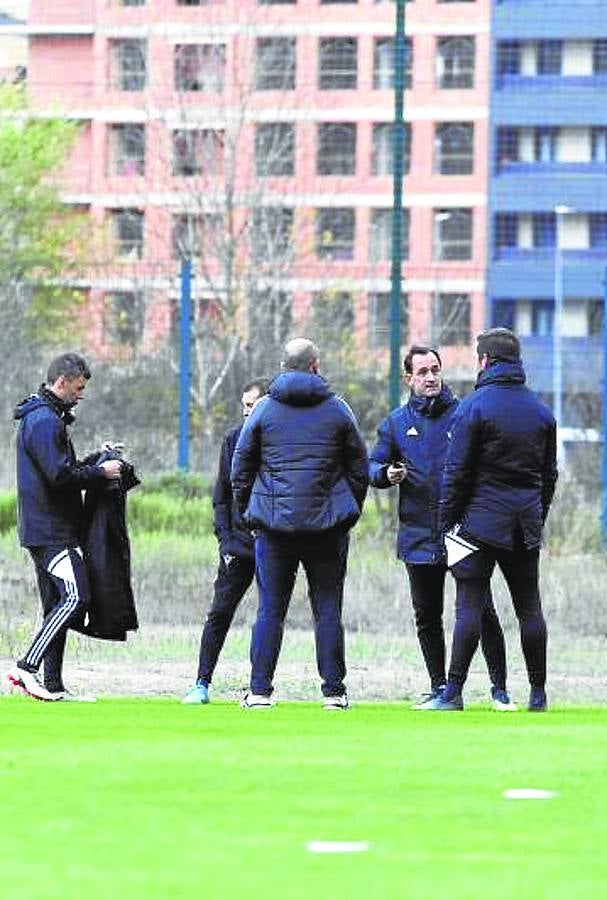 Imagen - Puesta en común. Los miembros del cuerpo técnico aúnan criterios durante el entrenamiento.