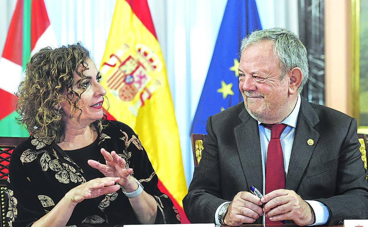 La ministra Montero junto al consejero vasco de Hacienda, Pedro Azpiazu. 
