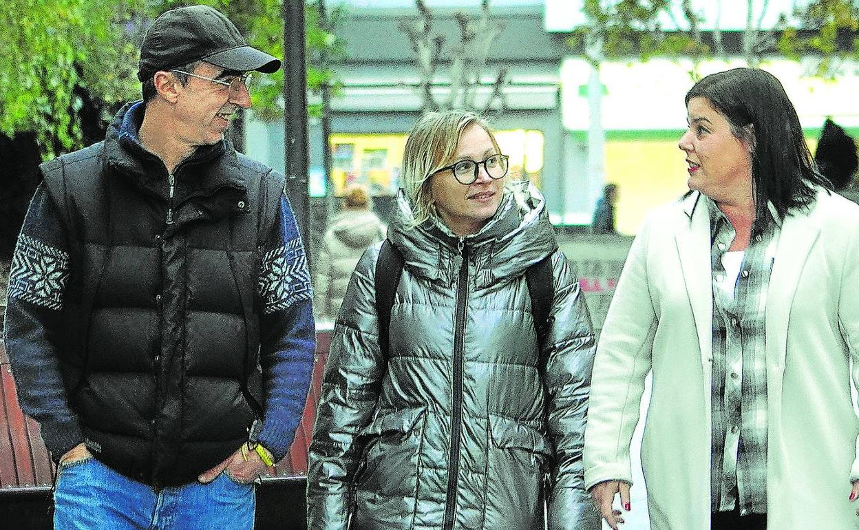 Familia de acogida. Iñigo Fontán, Liubov Syniauska y Leyre Gómez pasean esta semana por Rentería. 