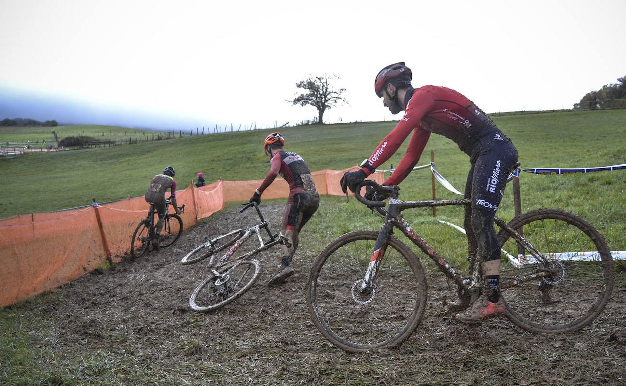 El barro acumulado en el circuito provocó caídas y patinazos entre los participantes.