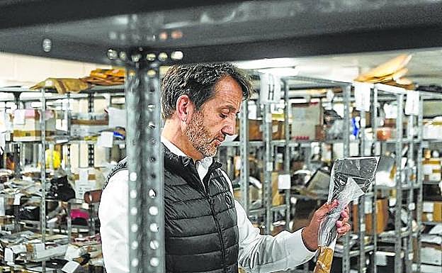 El juez decano, Aner Uriarte, observa un hacha.