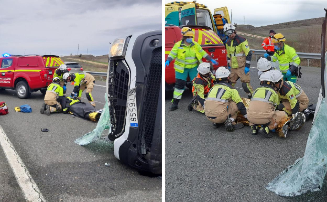 Sanitarios y bomberos atienden al herido en plena calzada. 