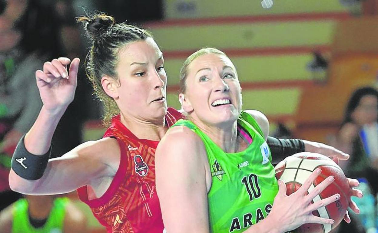 Van del Adel busca lanzar a canasta durante el partido. 