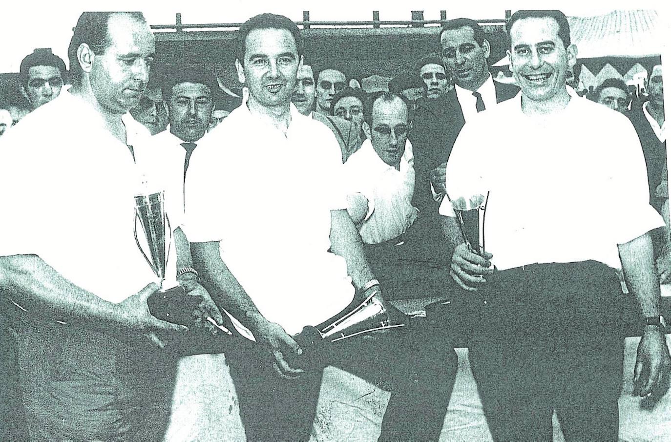Goyo Corrales, a la derecha, en la bolera de Barakaldo junto a Ramiro González y Modesto Cabello.