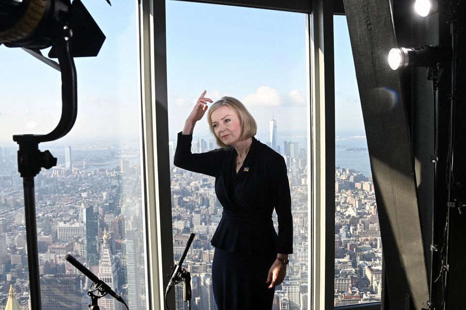 La entonces primera ministra británica Liz Truss, posa en septiembre en el Empire State.