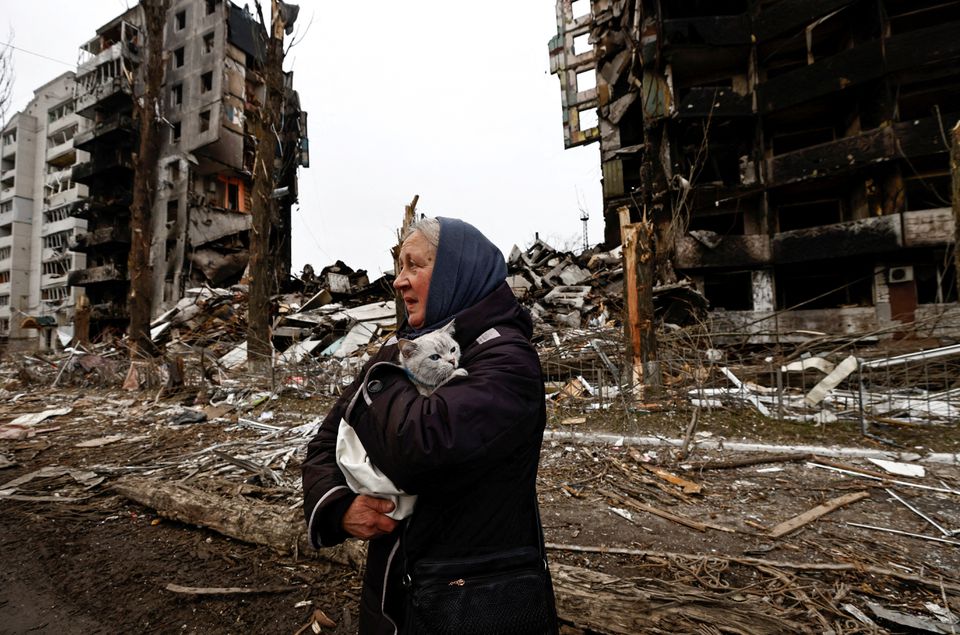 Una mujer camina junto a los escombros de varios edificios bombardeados por Rusia en Borodyanka, Kiev (Ucrania).