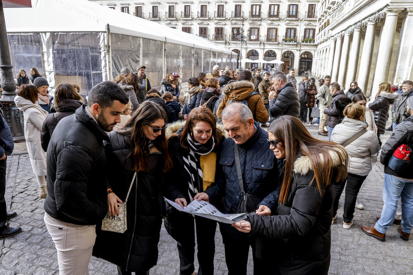 Fotos: Vitoria recibe a un buen número de turistas en un puente «irregular»