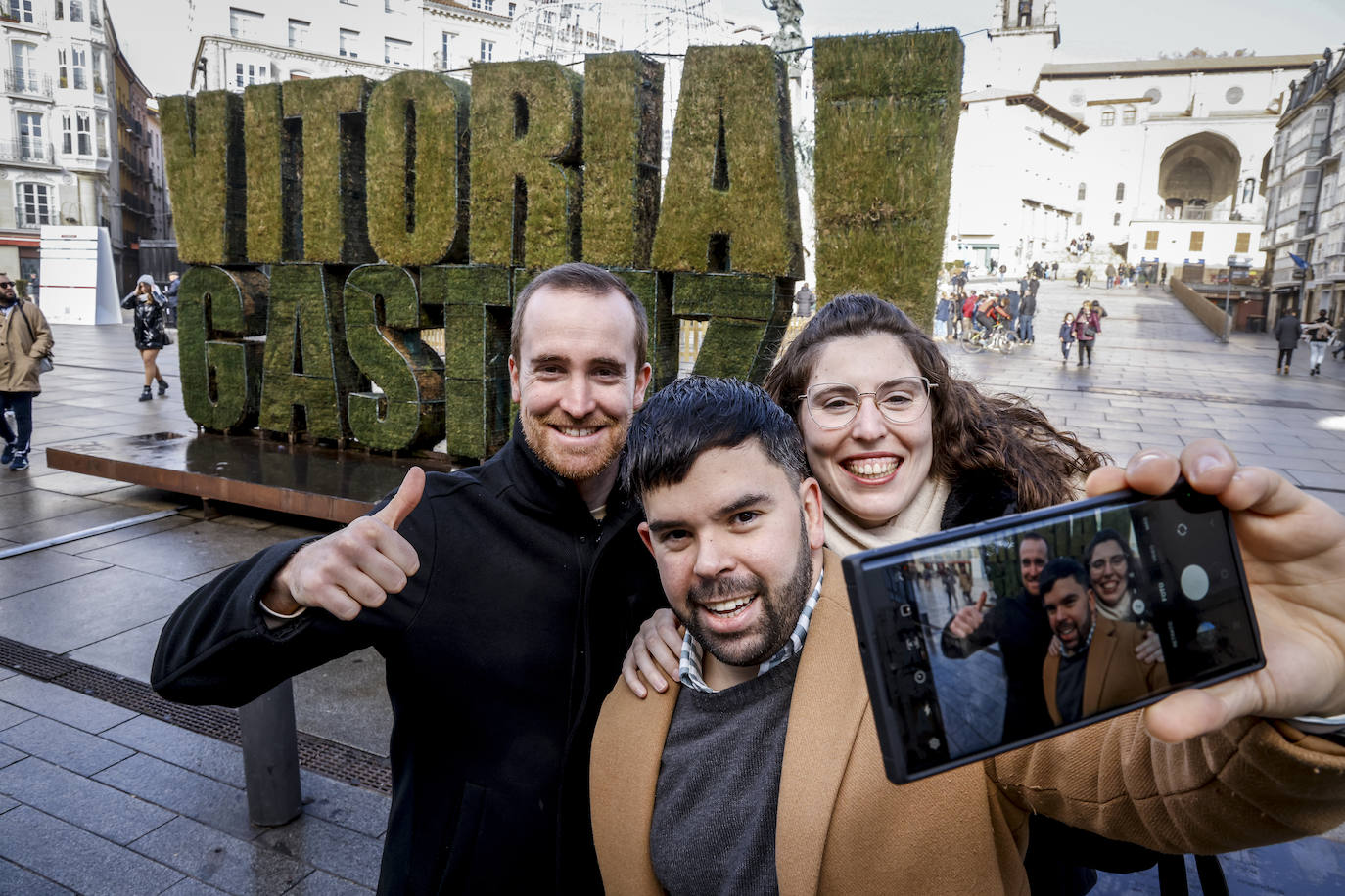 Fotos: Vitoria recibe a un buen número de turistas en un puente «irregular»