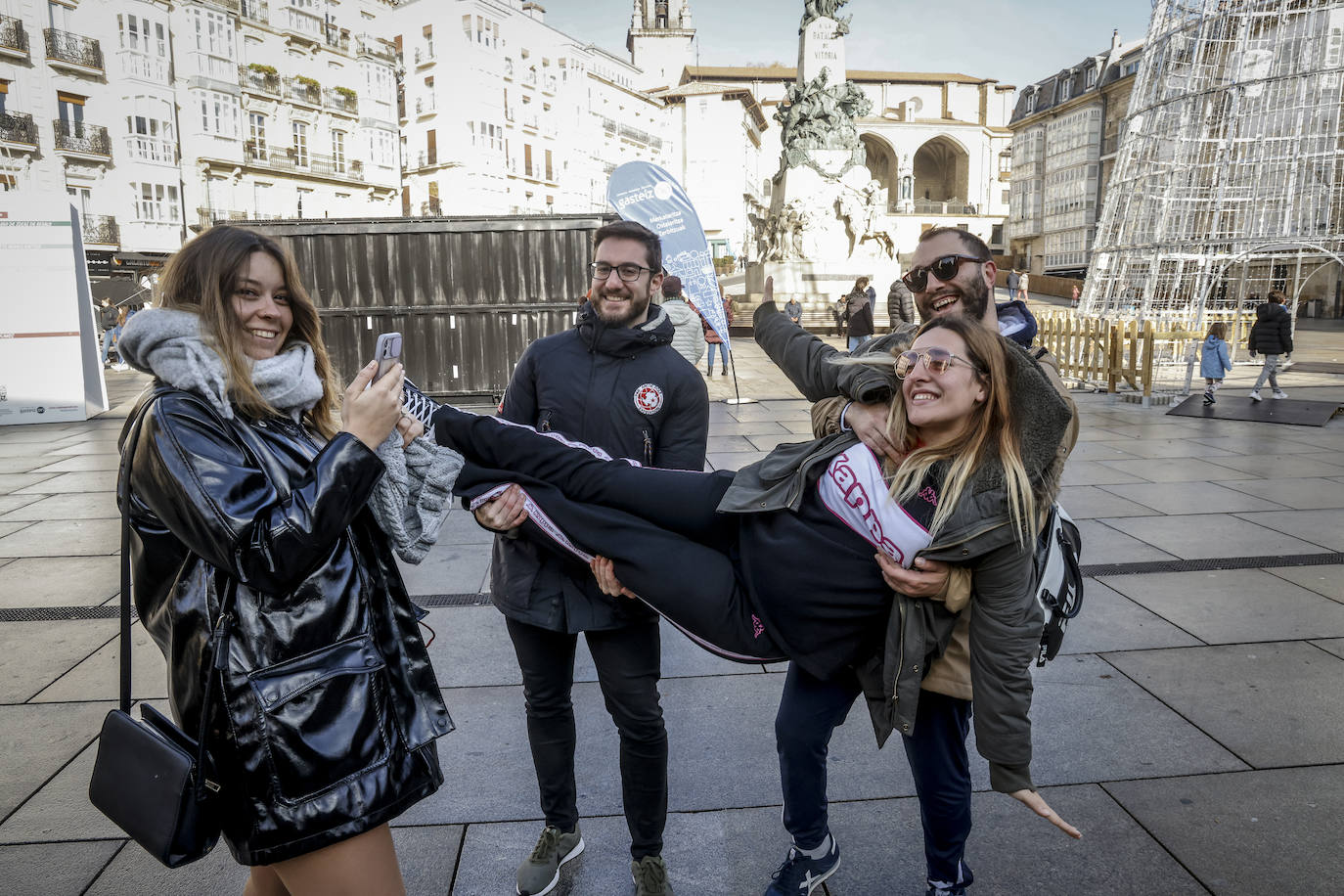 Fotos: Vitoria recibe a un buen número de turistas en un puente «irregular»