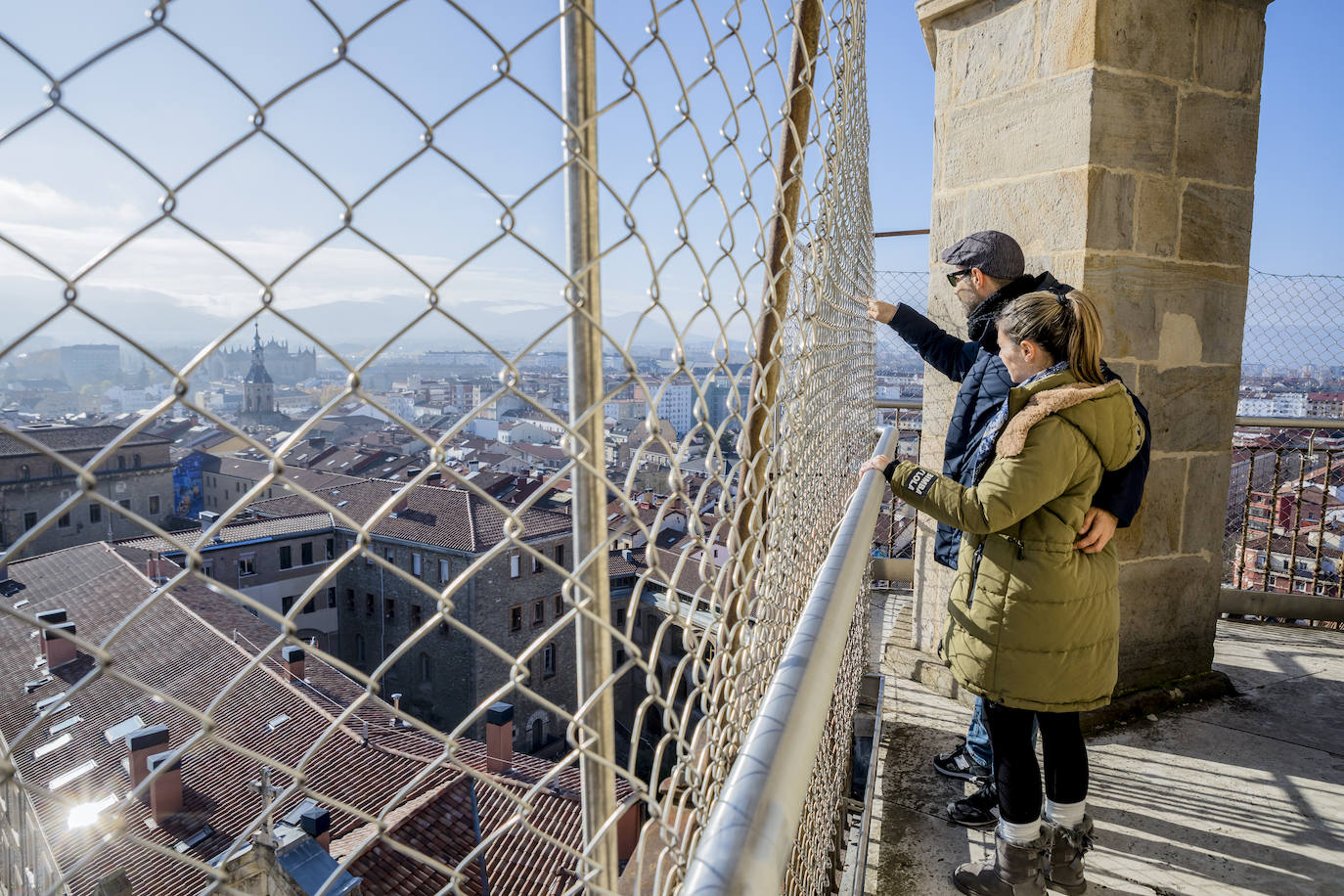 Fotos: Vitoria recibe a un buen número de turistas en un puente «irregular»